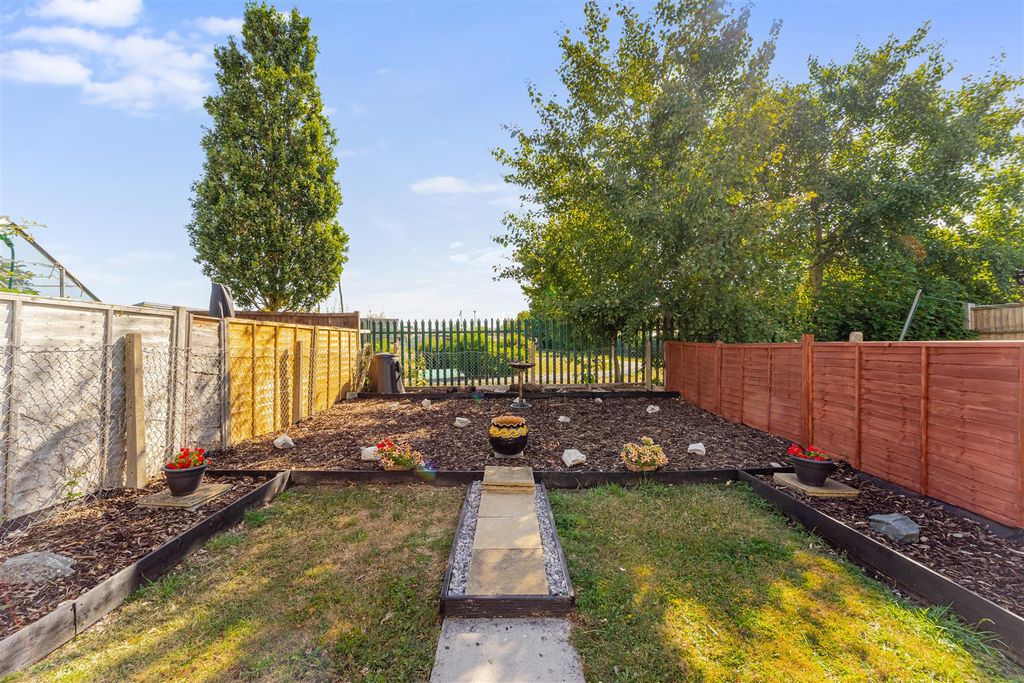 Property photo 3 of 16 Garden
