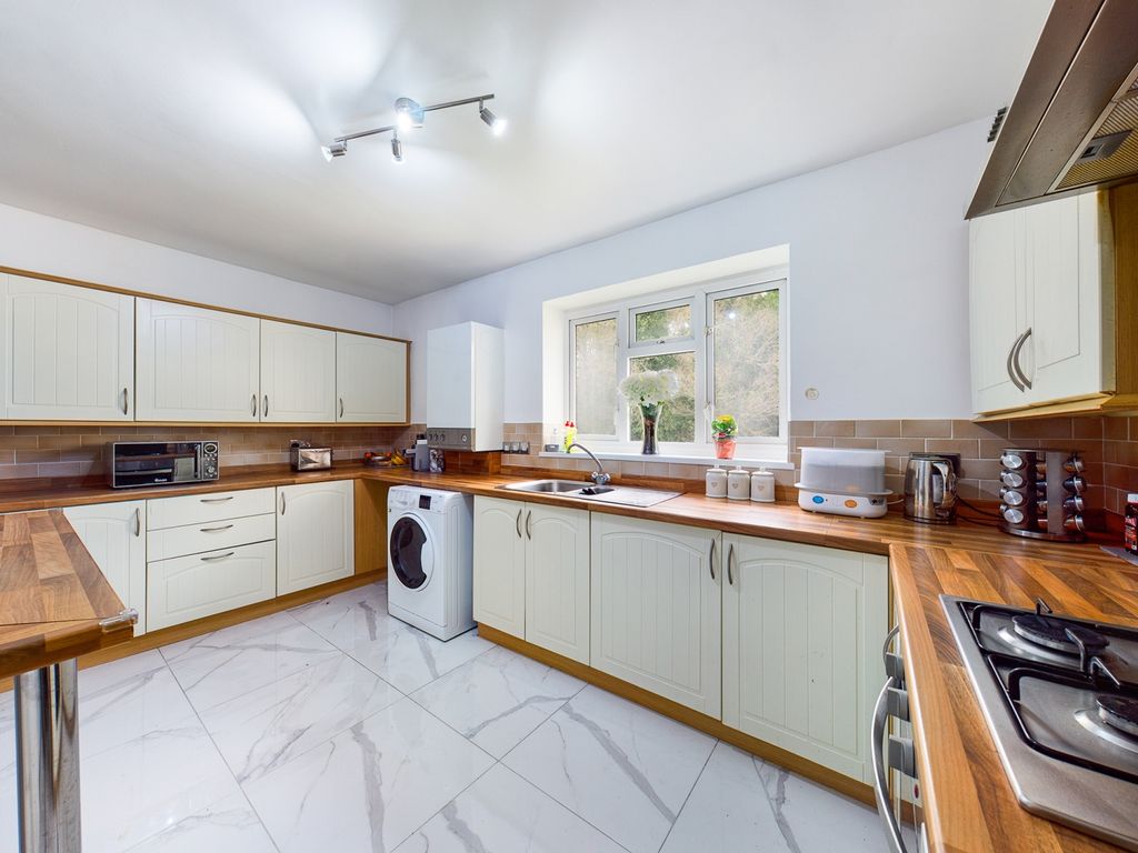 Property photo 3 of 9 Kitchen