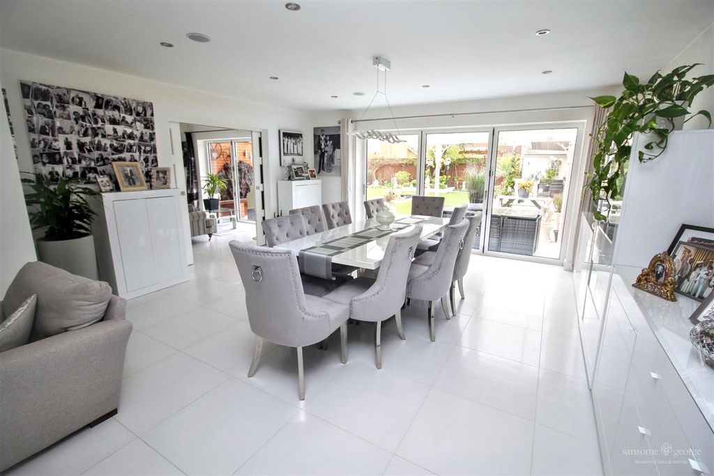 Property photo 2 of 34 Lounge Diner