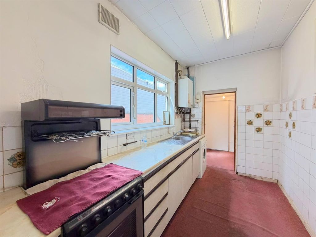 Property photo 3 of 11 Kitchen