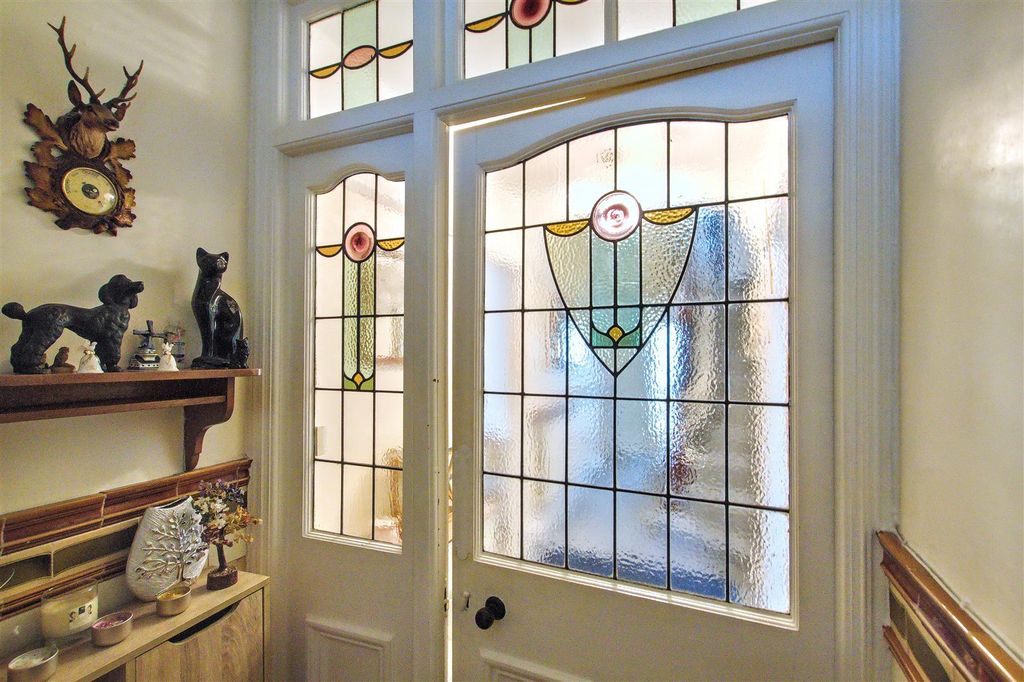 Property photo 3 of 25 Entrance Hall