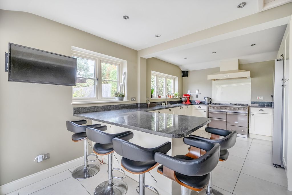 Property photo 2 of 27 1466918-12-6A197c...