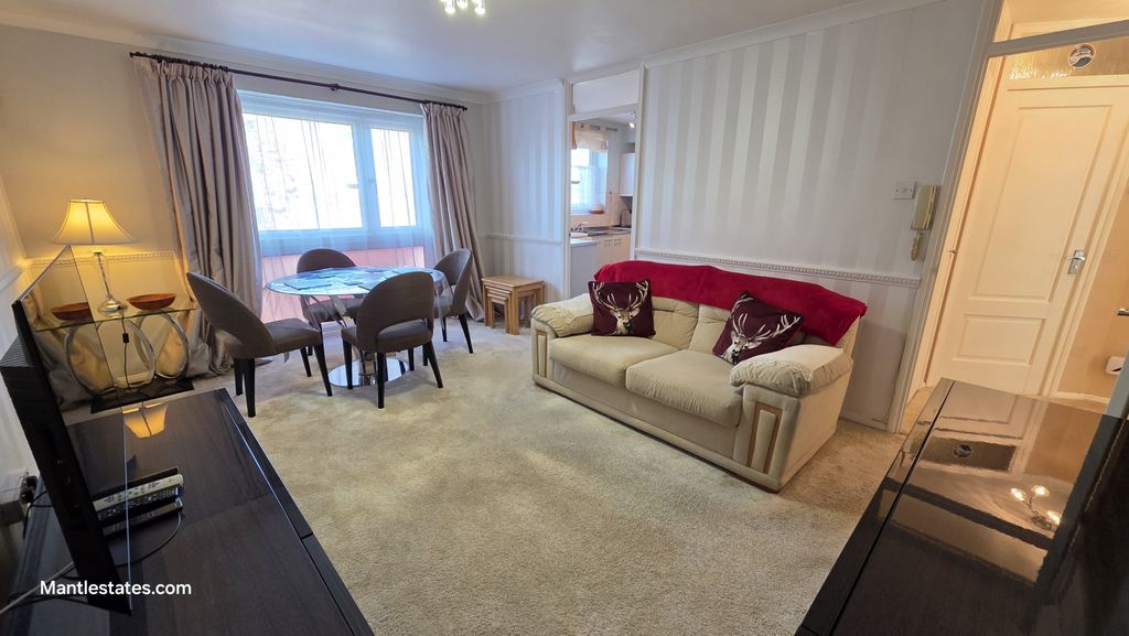 Property photo 1 of 16 2 Bed Flat For Sale Shurland Avenue, East Barnet En4