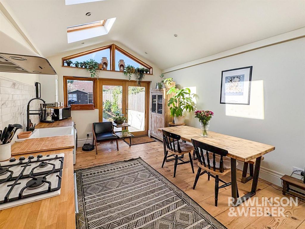 Property photo 2 of 15 Kitchen 5.Jpg