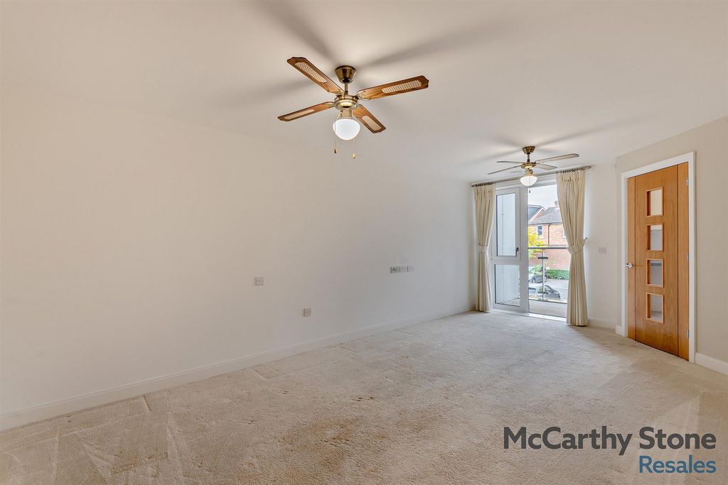 Property photo 2 of 25 8647926-Interior03-800.Jpg