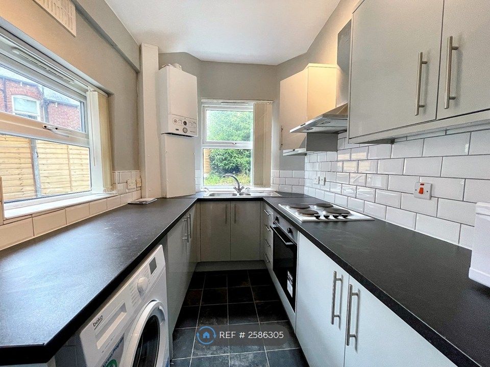 Property photo 2 of 12 Fully Fitted Kitchen