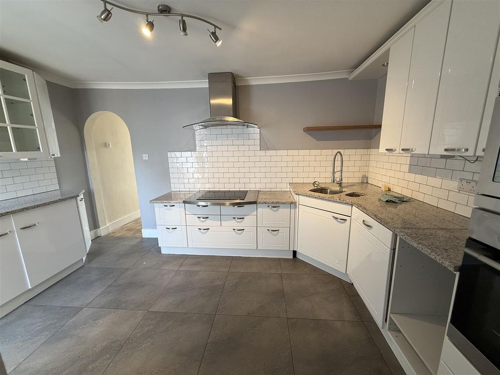 Property photo 3 of 11 Kitchen