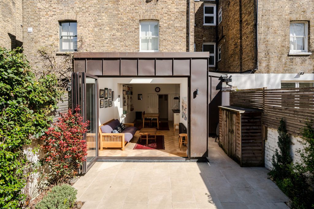 Property photo 2 of 17 336718 - 121A, Fentiman Road-40.Jpeg