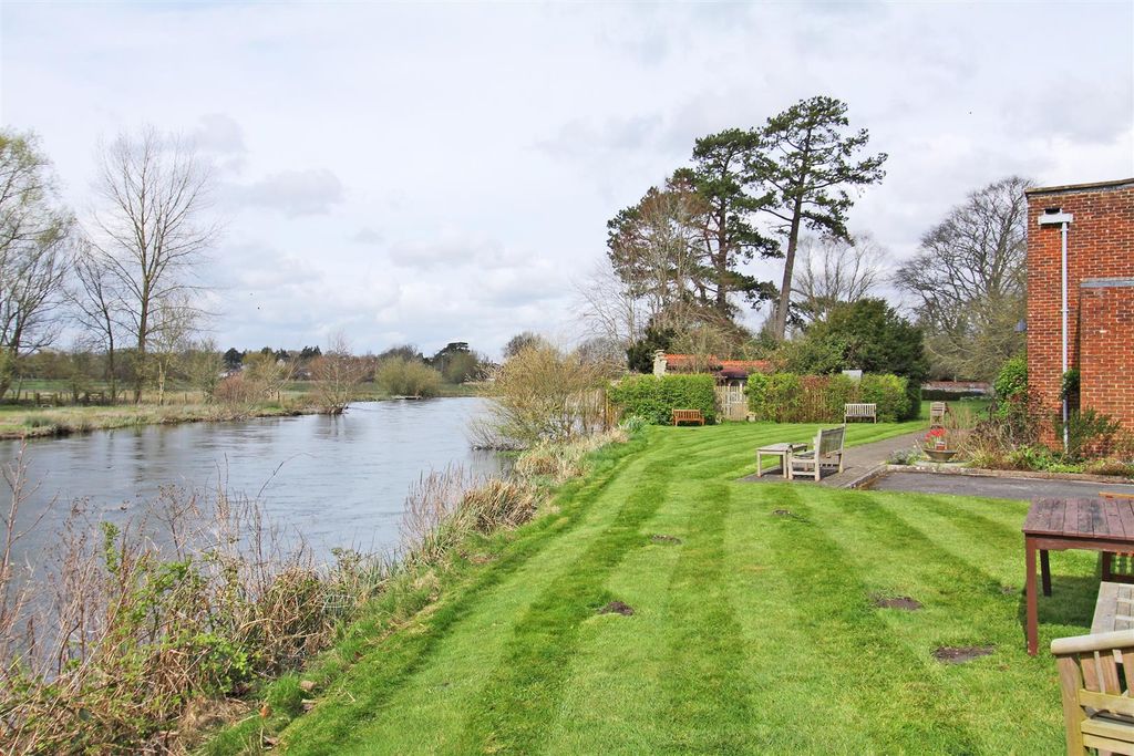 Property photo 2 of 14 139 The Close Ph3.Jpg