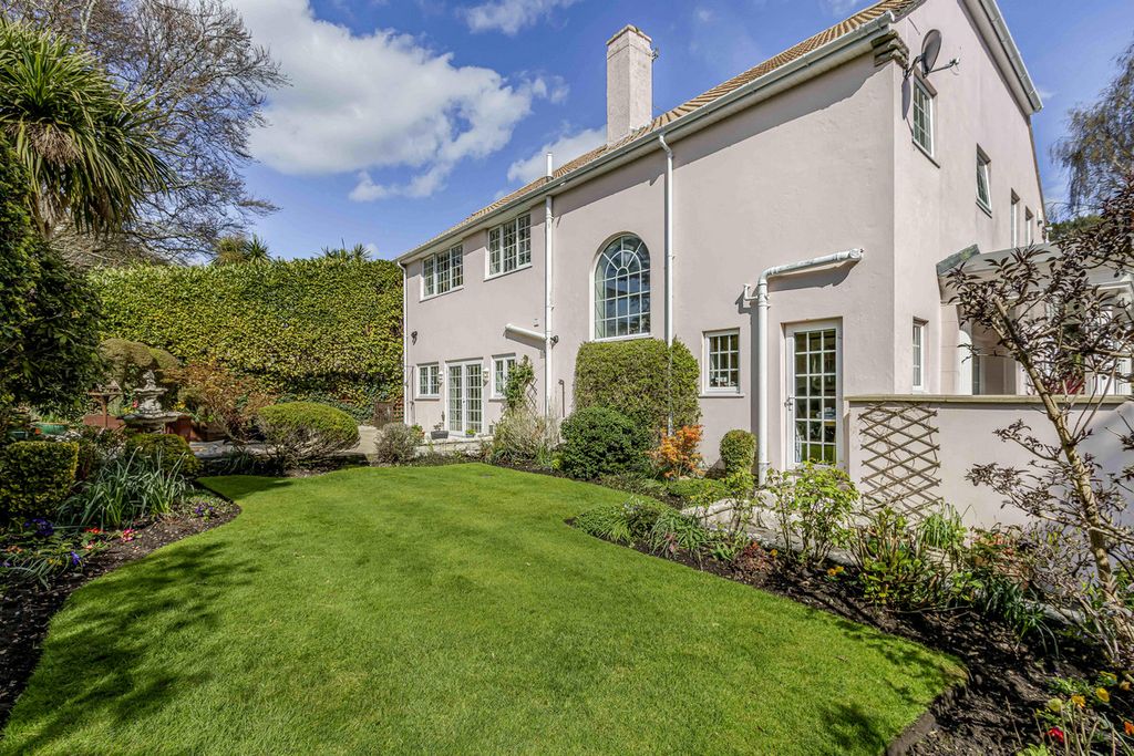 Property photo 2 of 20