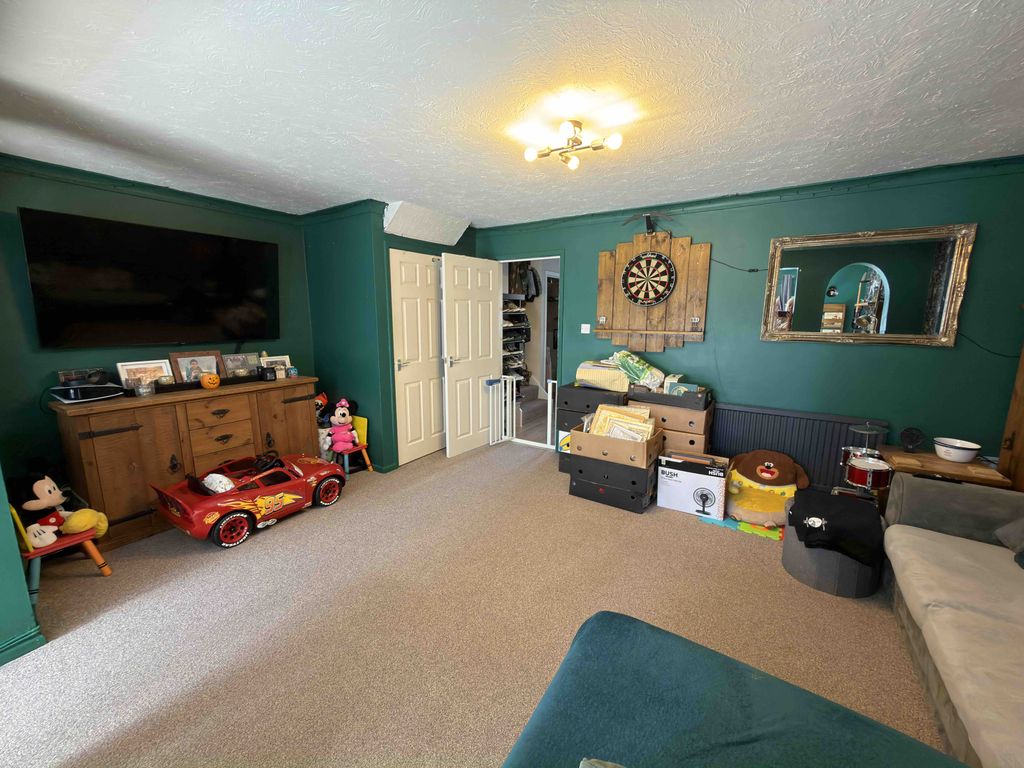 Property photo 3 of 12 Lounge Area