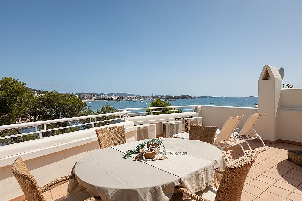 Property photo 2 of 42