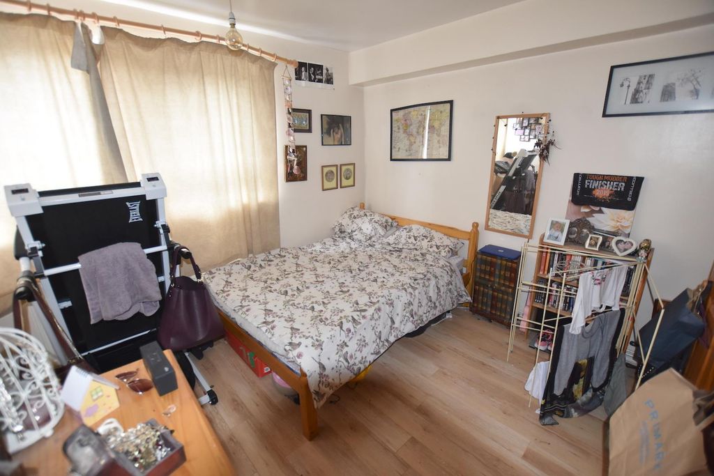 Property photo 3 of 7 Bedroom 1