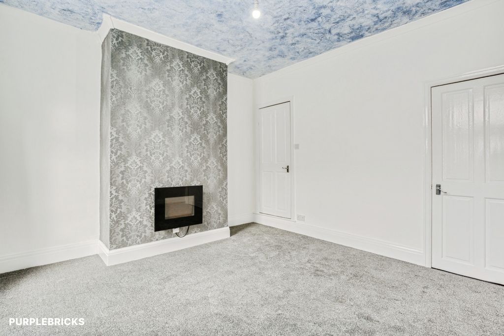 Property photo 3 of 17 Lounge