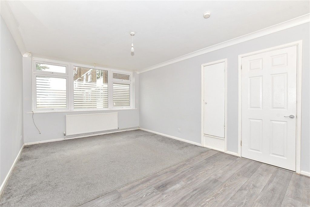 Property photo 3 of 9 Lounge