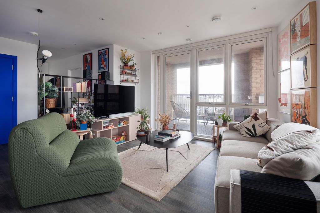 Property photo 1 of 8 Lounge