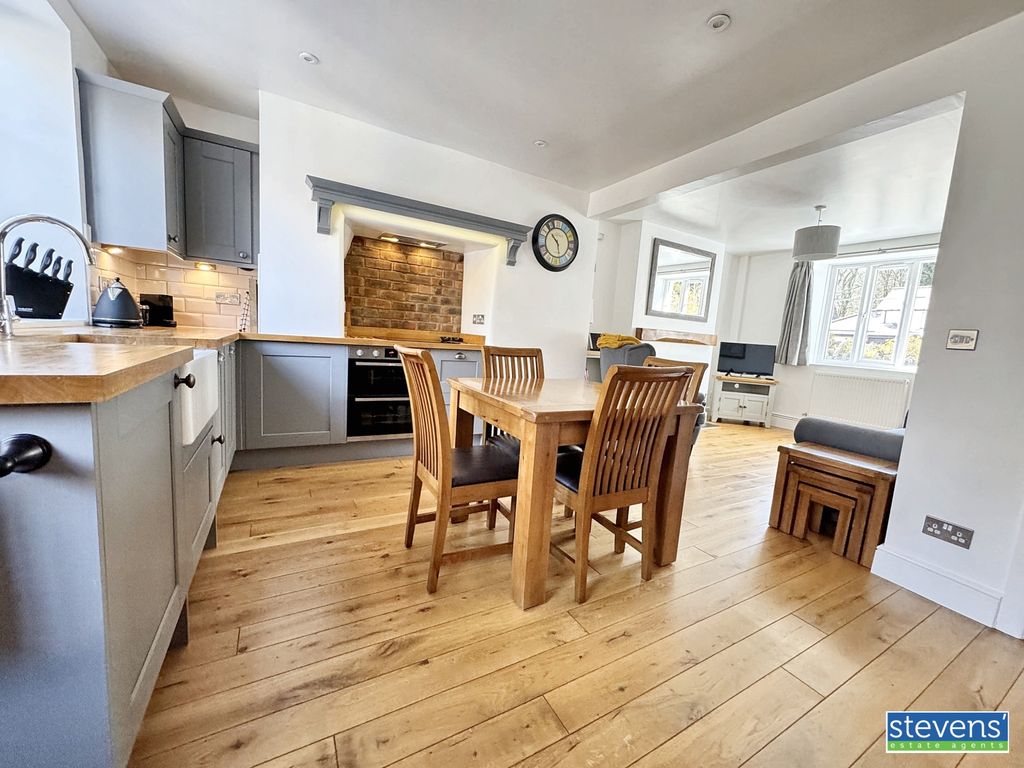 Property photo 2 of 16 Image00006