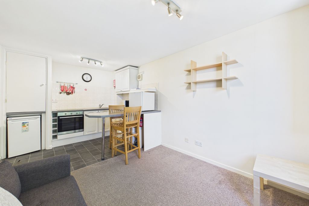 Property photo 3 of 6 Kitchen