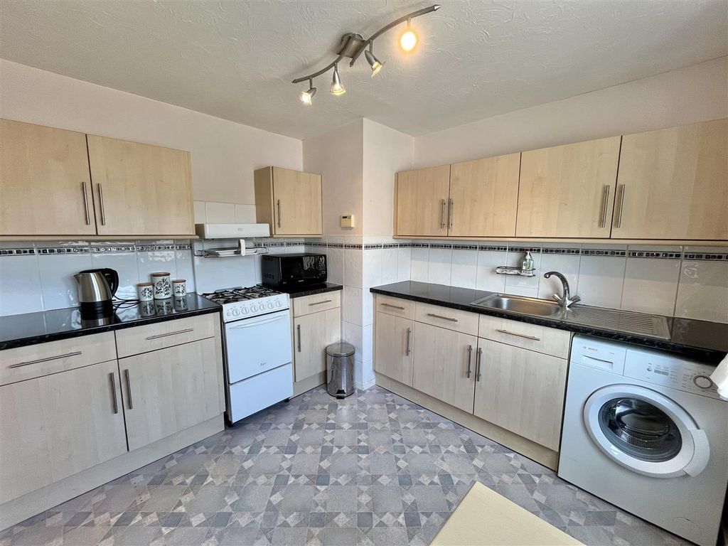 Property photo 3 of 10 Kitchen