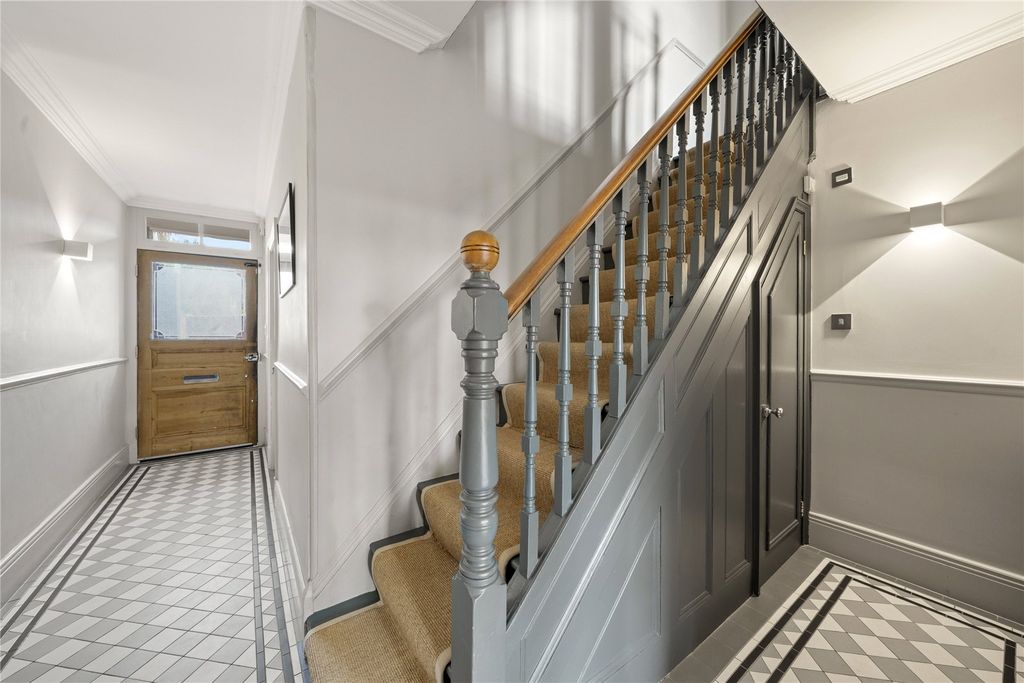Property photo 3 of 11 Entrance Hallway