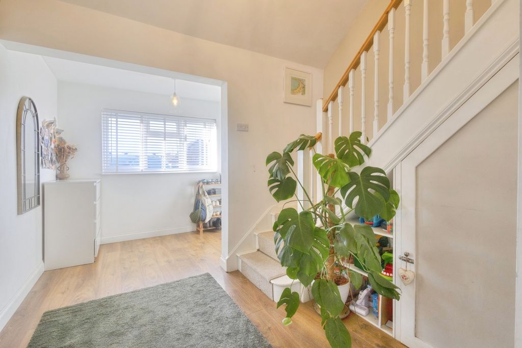 Property photo 2 of 19 Entrance Hall