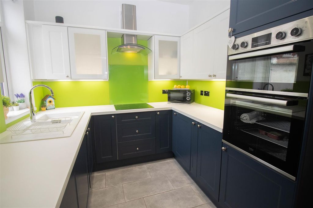 Property photo 3 of 17 Kitchen