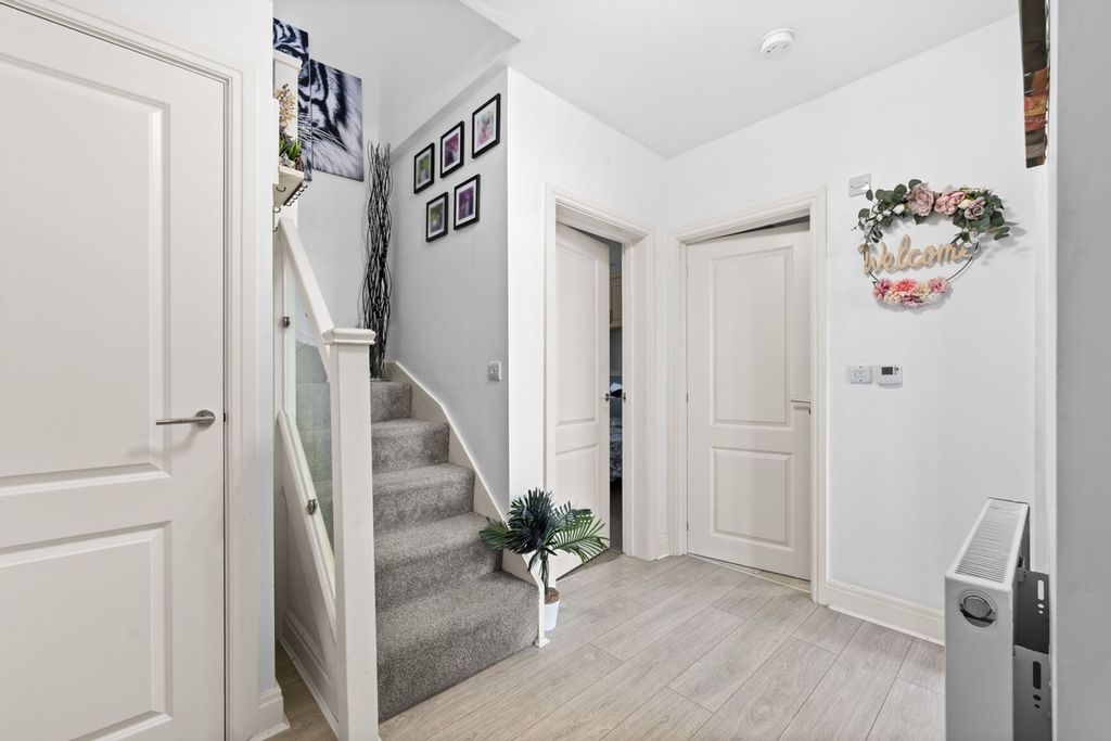 Property photo 3 of 21 Hallway