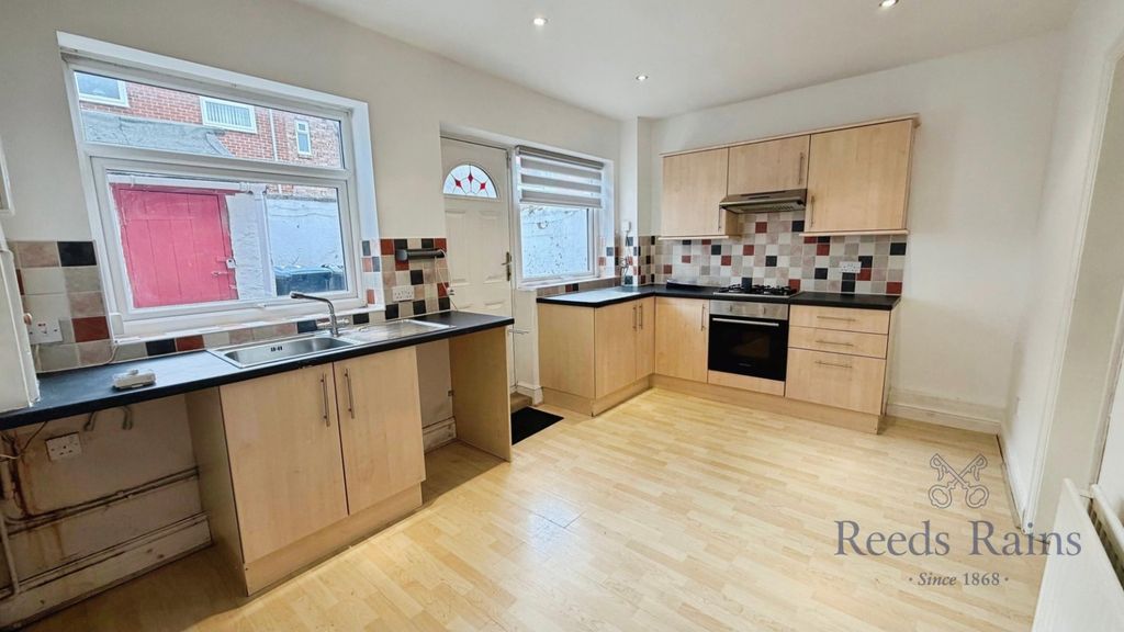 Property photo 3 of 8 Kitchen