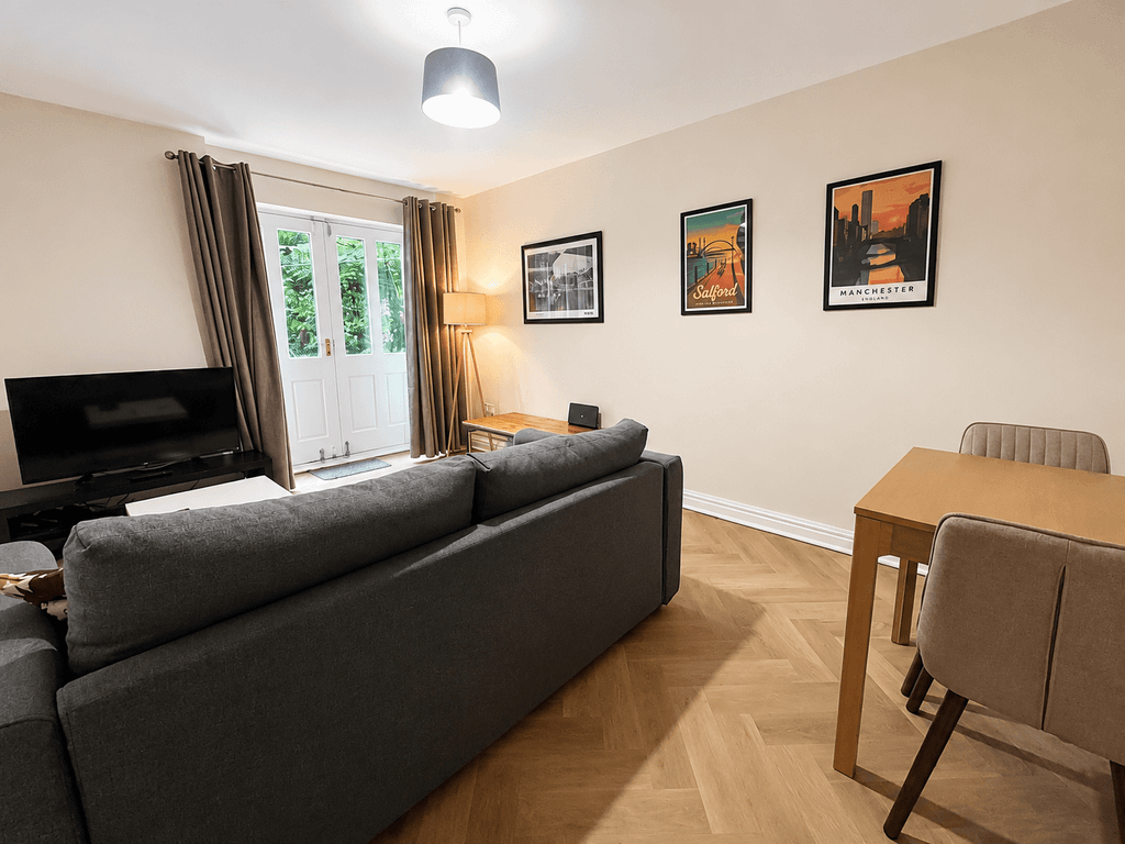 Property photo 3 of 11 Lounge