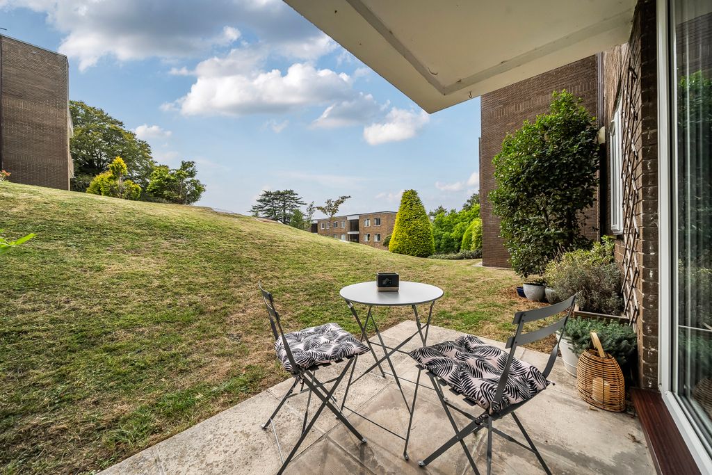 Property photo 2 of 17 Communal Gardens