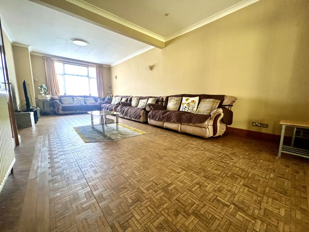 Property photo 1 of 20 4 Bedroom Beautiful Home In The Conservation Area Of Seven Kings
