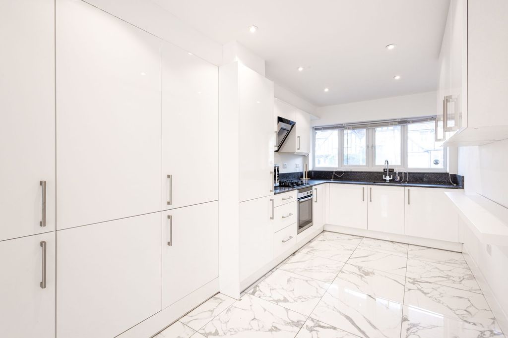 Property photo 2 of 20 Kitchen