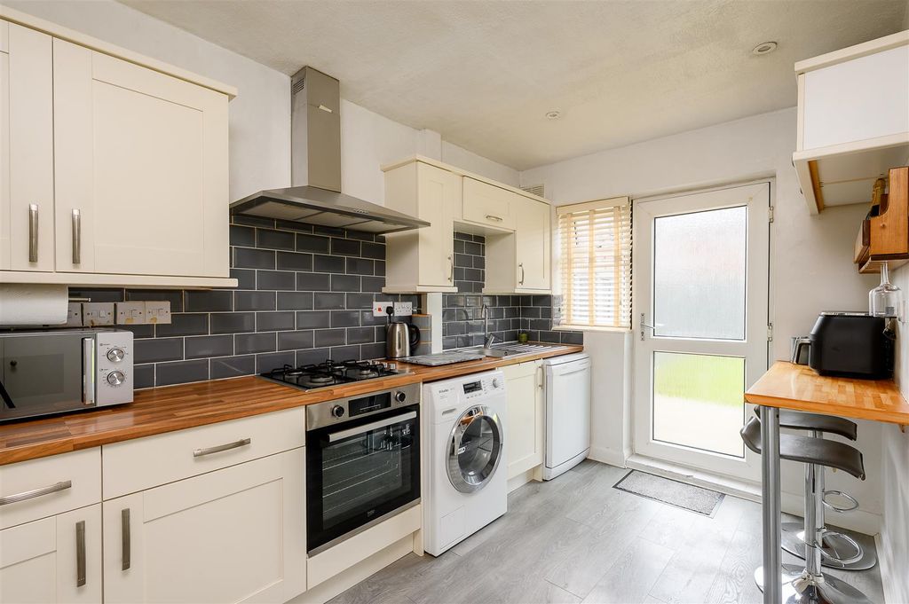 Property photo 3 of 15 Kitchen 1