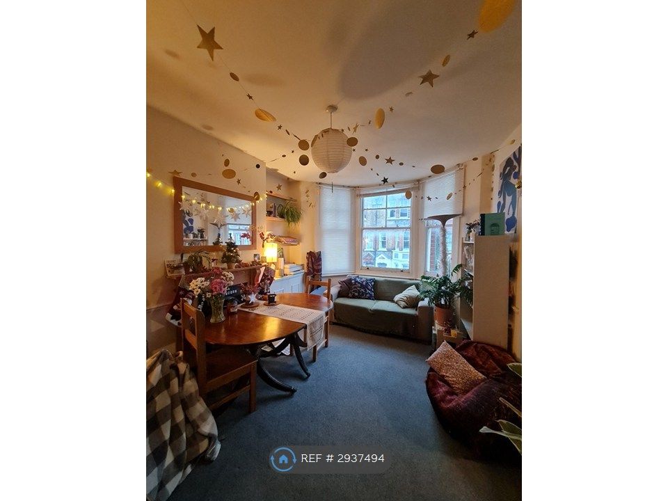 Property photo 3 of 6 Lounge