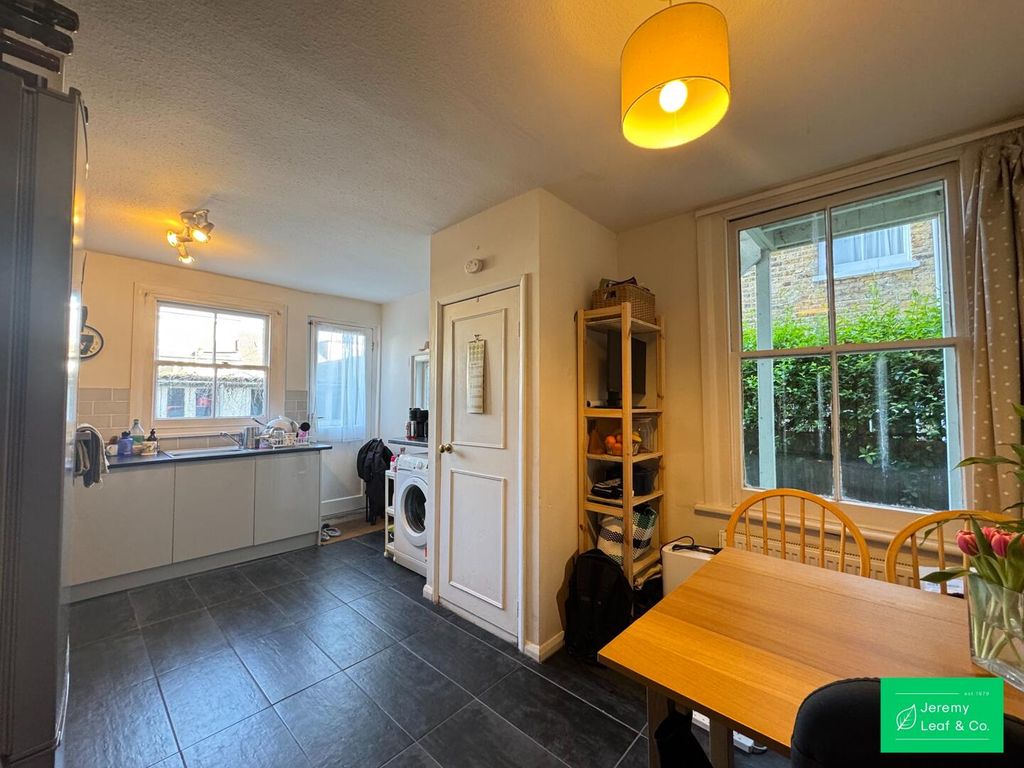 Property photo 3 of 11 Kitchen