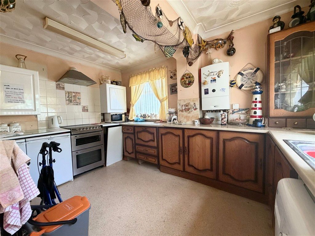 Property photo 3 of 6 Kitchen