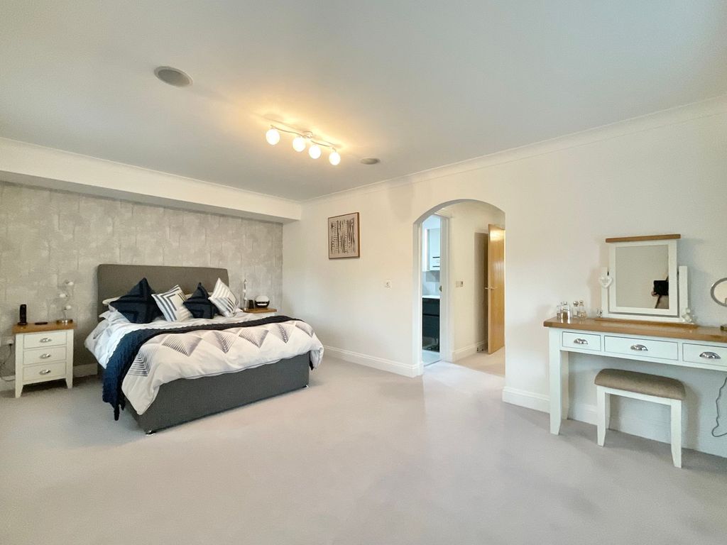 Property photo 3 of 34