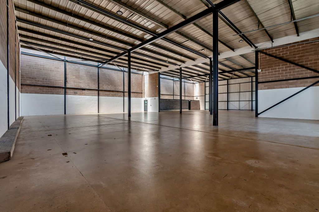 Property photo 3 of 14 8693987-Interior01-800