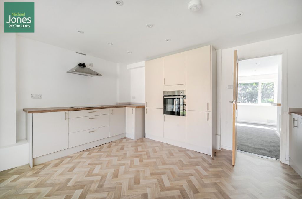 Property photo 3 of 19 Kitchen