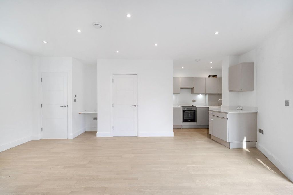 Property photo 3 of 20 Flat 3, Eagle House - Isekkmzh3Alf9Uzywn5K.Jpg