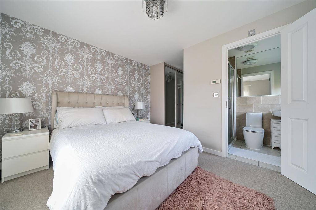 4 bed detached house for saleNash Meadow, Devizes SN10 photo 4