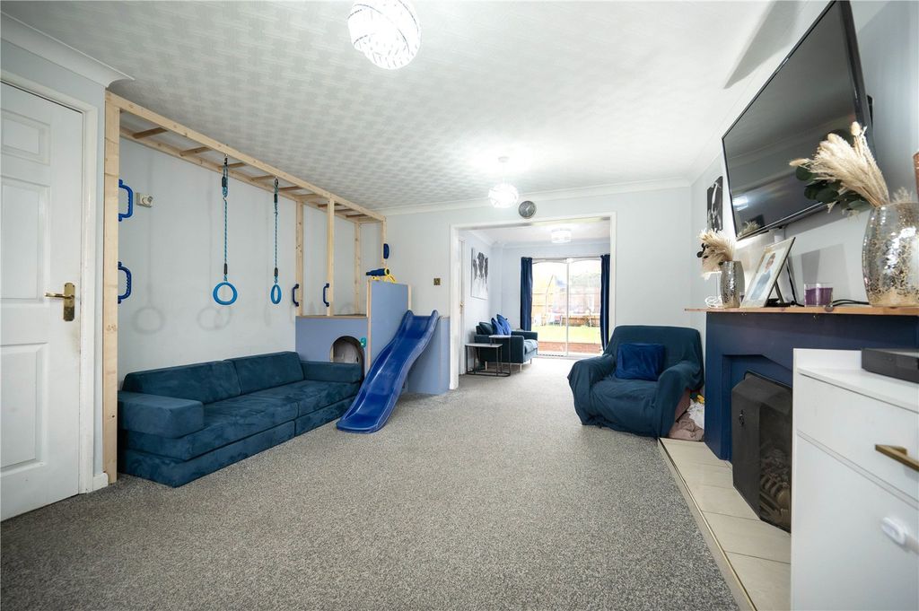 Property photo 3 of 20 Lounge