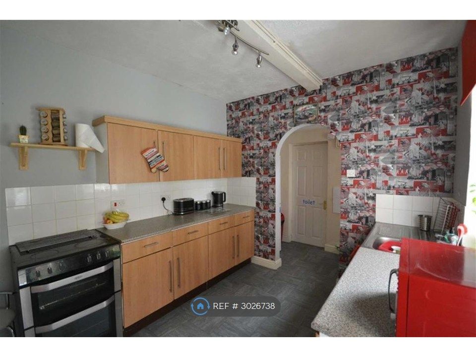 Property photo 3 of 11 Kitchen