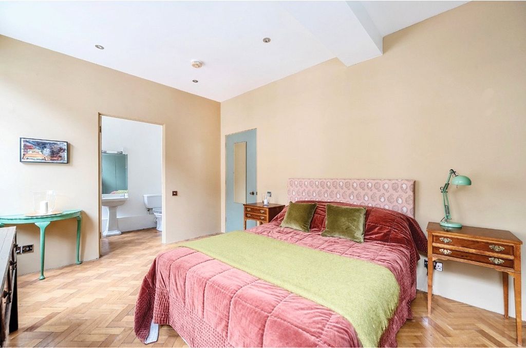 Property photo 3 of 16 Bedroom