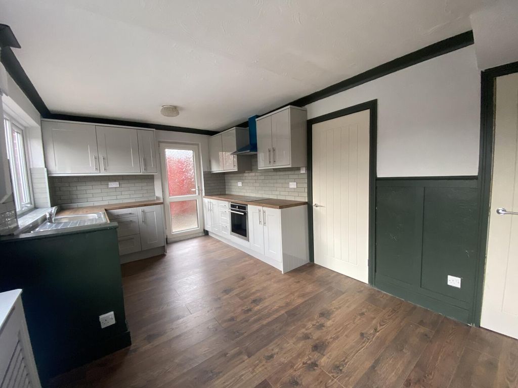 Property photo 2 of 11 Kitchen