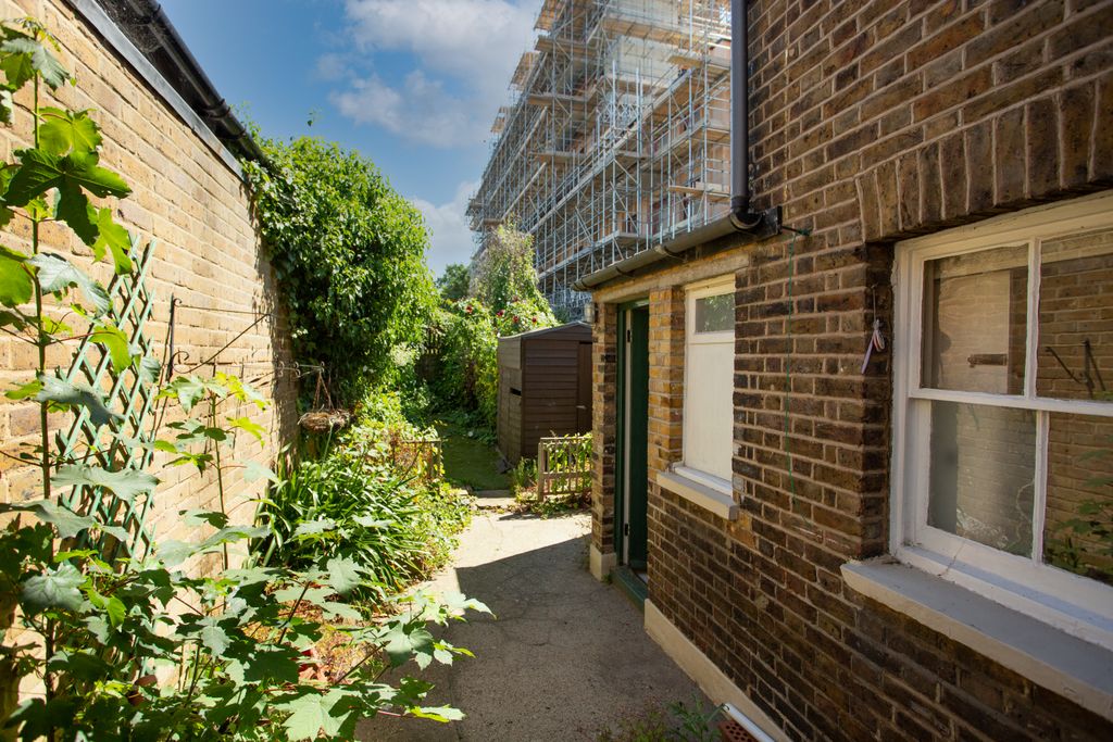 Property photo 3 of 9 36 Amersham Grove, Deptford, London Se14 6Lh