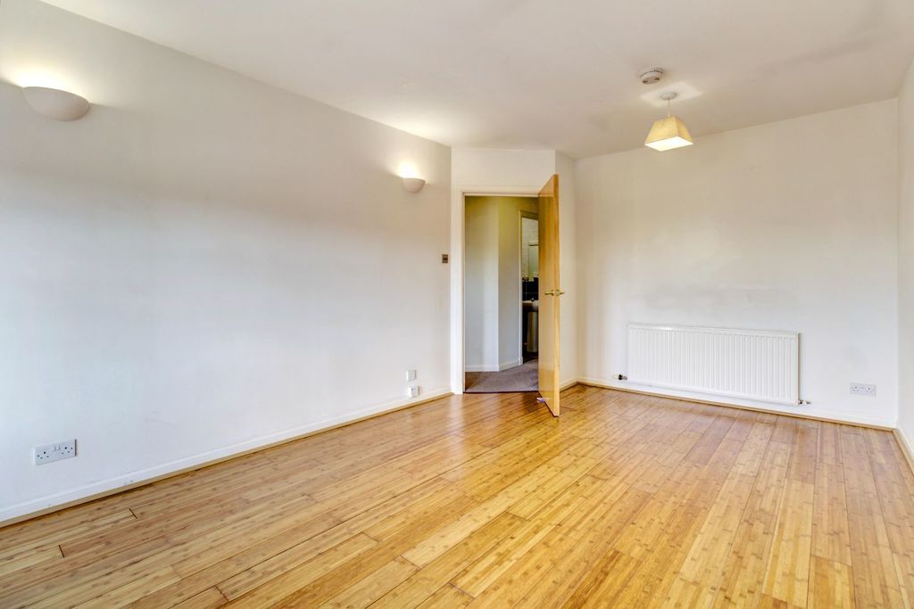 Property photo 3 of 19 Lounge