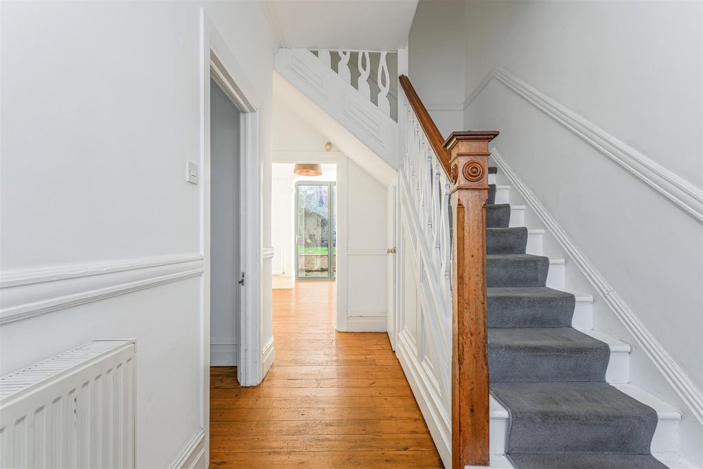 Property photo 1 of 25 12 St Albans Crescent-2.Jpg