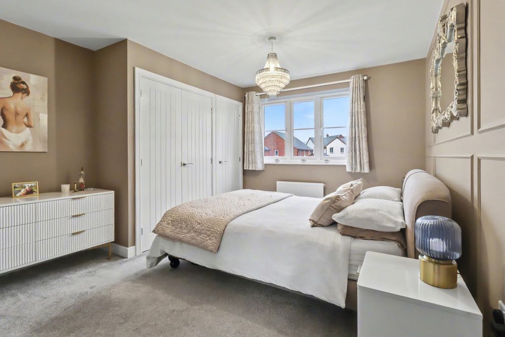 Property photo 3 of 19 Main Bedroom