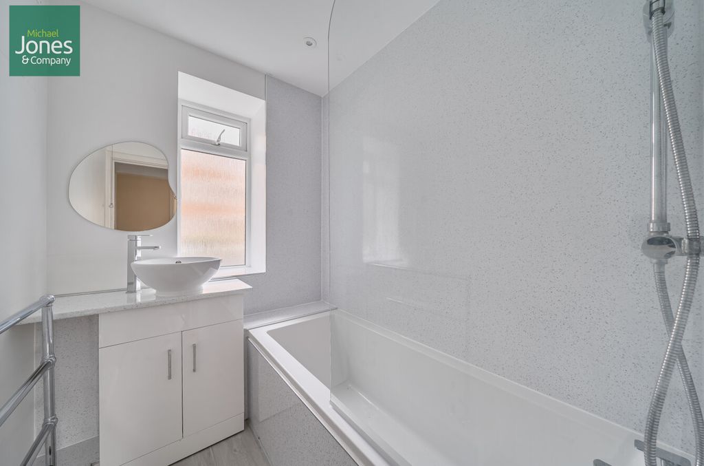 Property photo 3 of 11 Bathroom